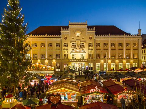 In Zwickau auf dem Markt stehen Buden. Es ist Weihnachtsmarkt. 