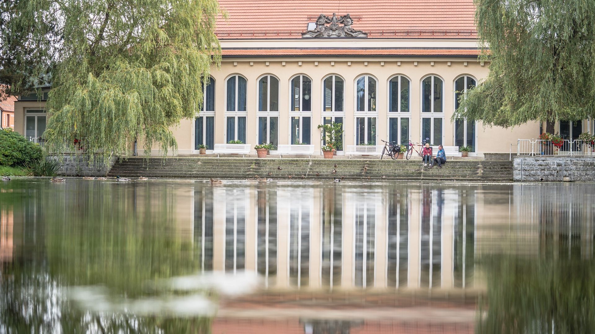 Wunderschön an einem See gelegen, im Herzen des stilvoll arrangierten historischen Kurparks steht die Festhalle Bad Brambachs.