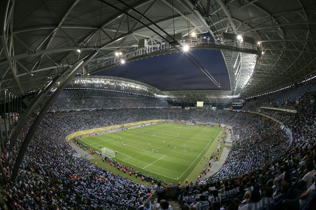 Beleuchtetes Leipziger Stadion aus der Vogelperspektive, gefüllt mit Zuschauern