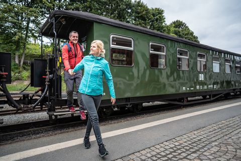 Fichtelbergbahn am Qualitästwanderweg Kammweg Erzgebirge-Vogtland in Oberwiesenthal.