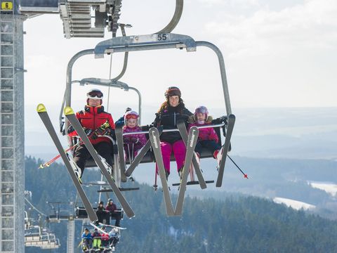 Auf die Piste mit dem Lift in der Skiwelt Schöneck