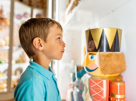 Ein Junge ist zu Besuch im Stickereimuseum Eibenstock. Er steht vor einem großen Nussknacker.
