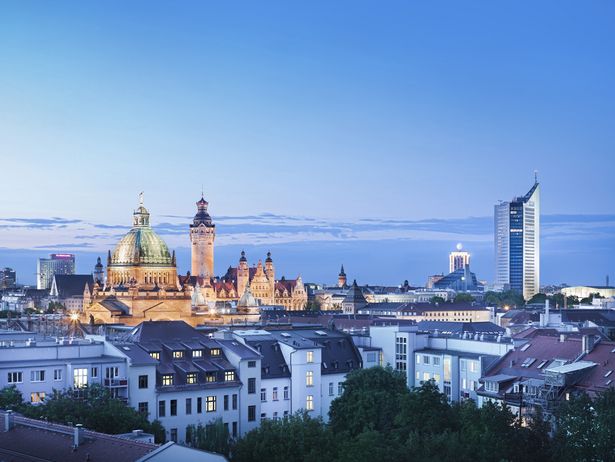 Die Skyline von Leipzig am Abend hell erleuchtet