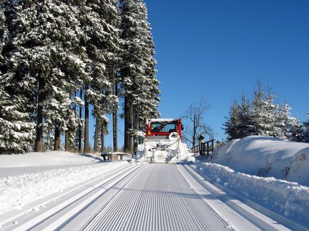 Langlaufloipe wird von einem Pistenbully frisch gespurt