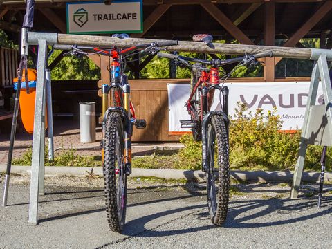 Zwei Mountainbikes stehen in einem Fahrradständer im Trailcenter Rabenberg.